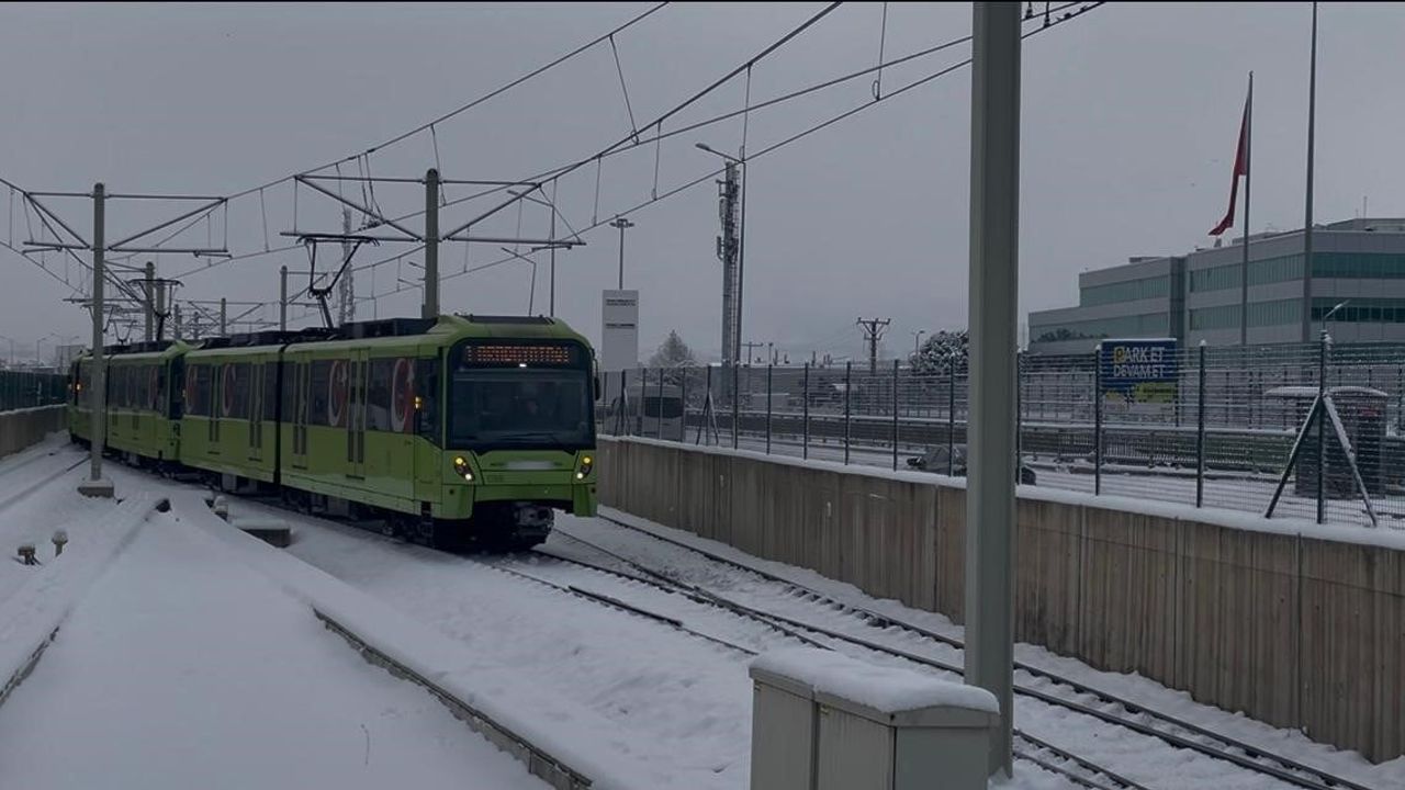 Bursa'da yeni yılın ilk günü kar etkili oldu: Şehir merkezi ve Mudanya beyaza büründü