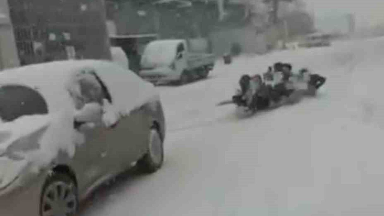 Bursa'da Yeni Yılın İlk Saatlerinde Yoğun Kar: Nilüfer Balat'ta Buzlanan Yolda Kaza