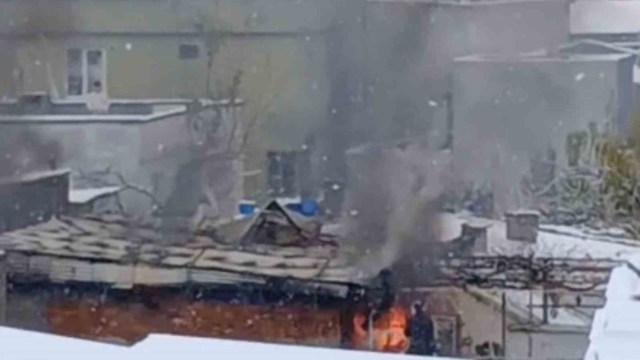 Bursa'da Yeşilyayla'da çatı katı yangını itfaiye müdahalesiyle kontrol altına alındı