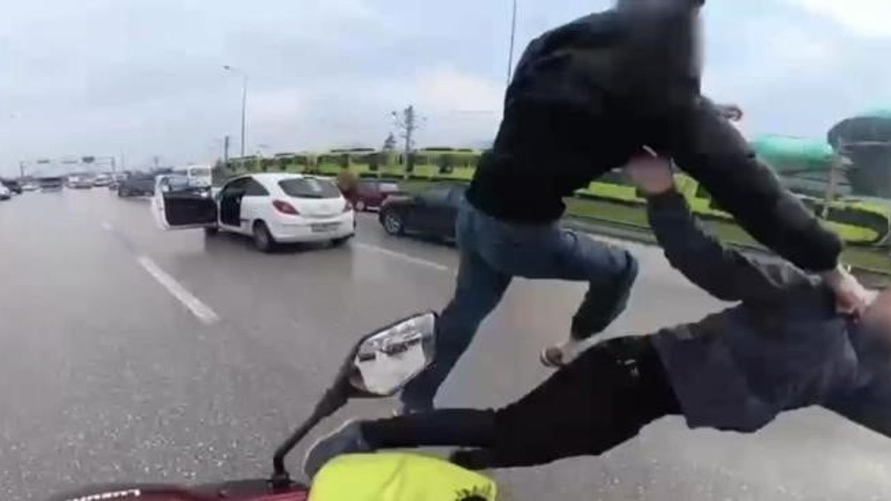 Bursa'da 'yol verme' tartışması kavgaya dönüştü: Ehliyetlere el konuldu, psikotekniğe sevk