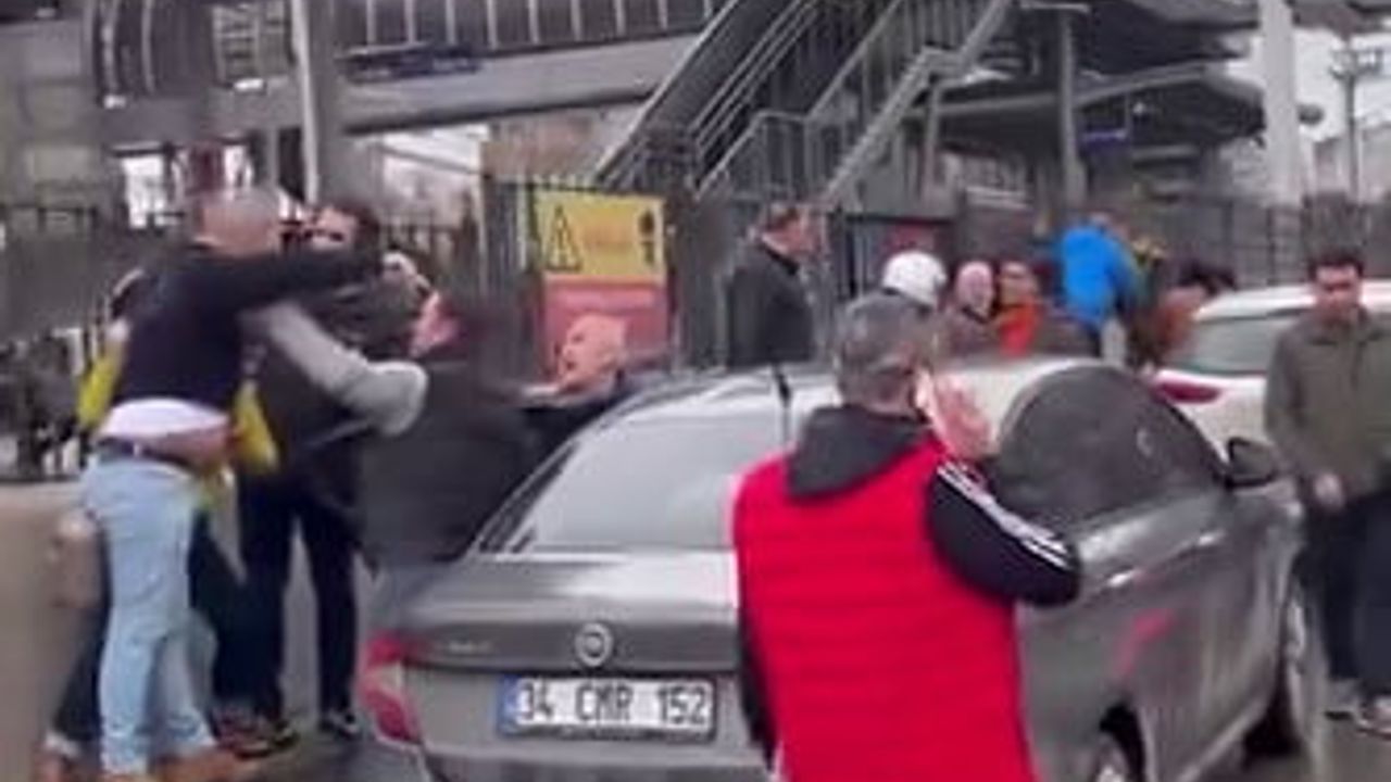 Bursa'da zincirleme kaza sonrası sürücüler arbede yaşadı — Gençosman Kavşağı'nda görüntülendi