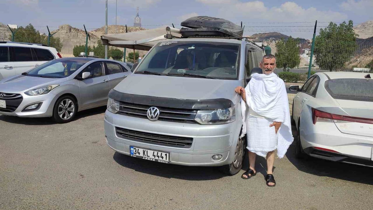Bursa’dan 2 bin 600 kilometrelik yolculuk: 74 yaşındaki emekli şoför karavanıyla umreye ulaştı