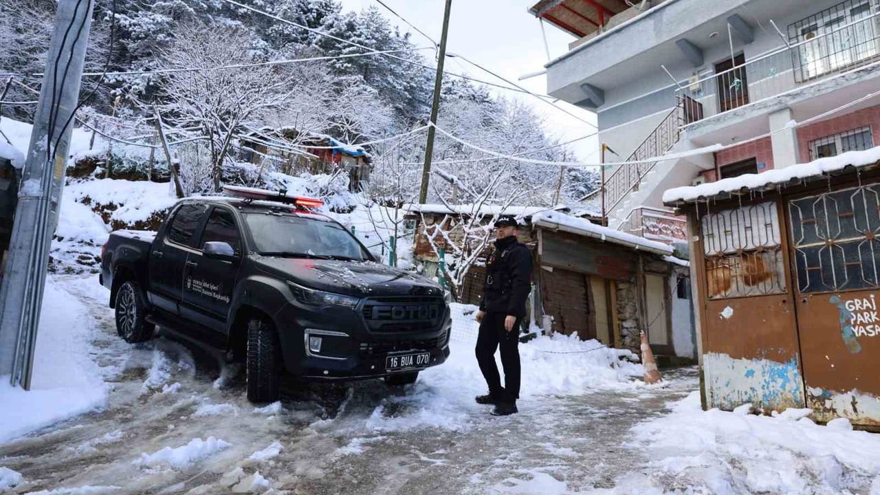 Bursa ekipleri kardan kapanan yoldan onkoloji hastasını güvenle hastaneye ulaştırdı