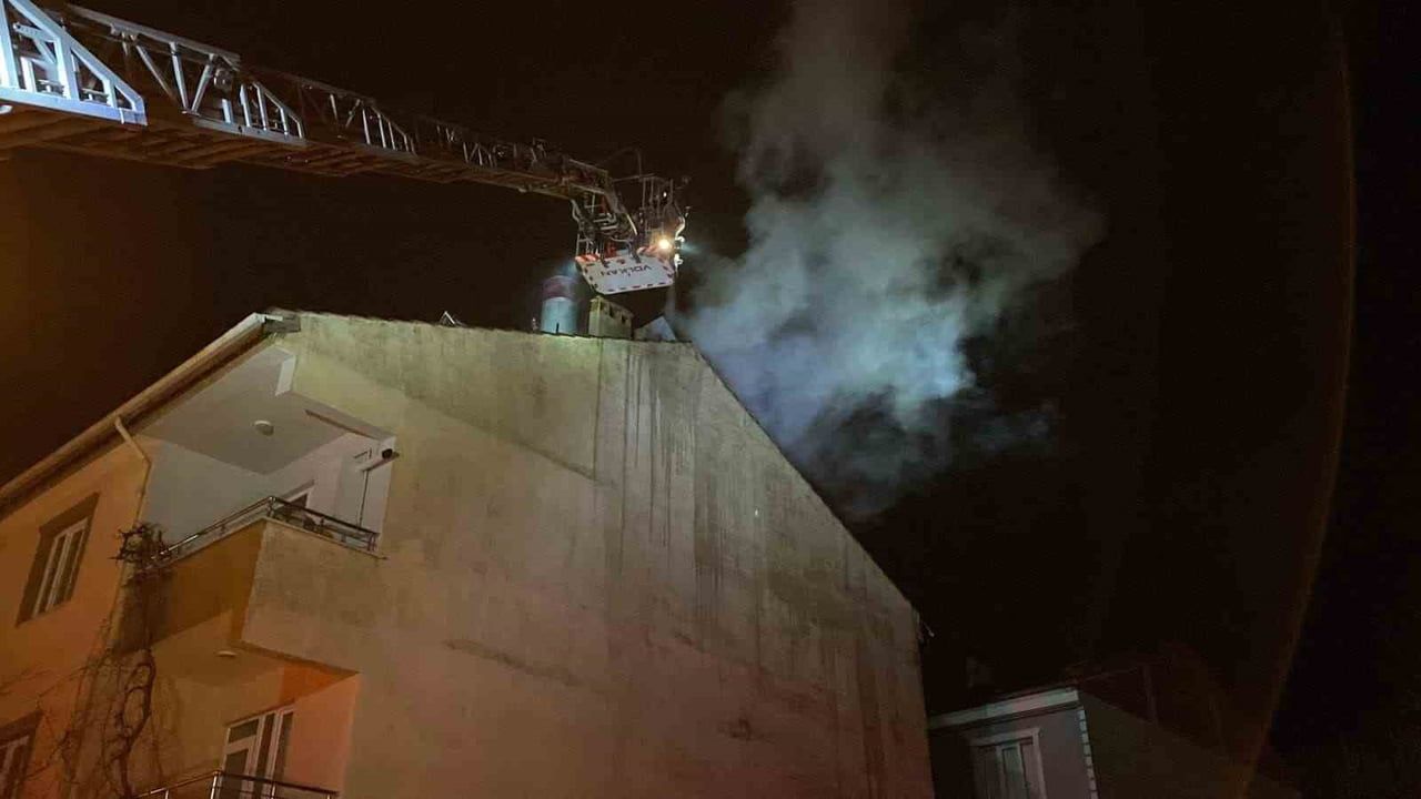 Bursa İnegöl'de 3 katlı binanın çatısında yangın, itfaiye 1 saatte söndürdü