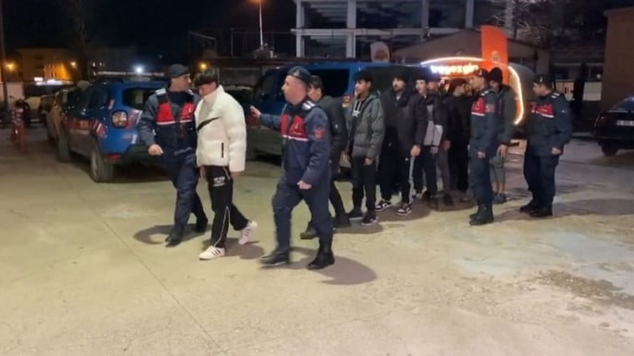 Bursa İnegöl'de jandarma operasyonunda 9 kaçak göçmen yakalandı