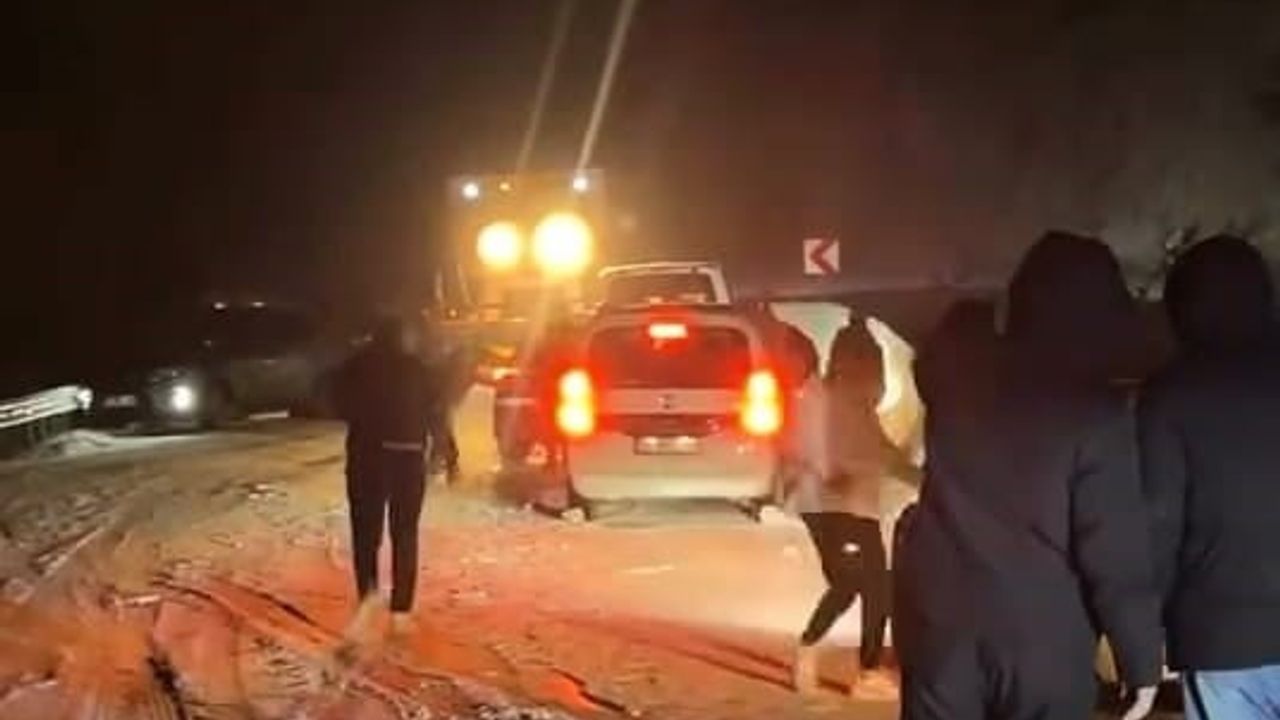 Bursa İnegöl’de Kar Ulaşımı Etkiledi: Oylat Kaplıcaları Yolunda 20 Araç Mahsur Kaldı