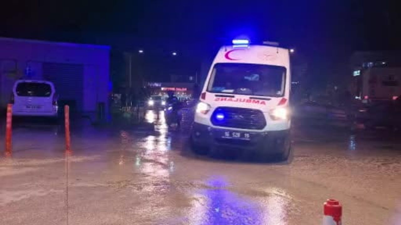 Bursa İnegöl'de motosikletin çarpması sonucu 1'i ağır 2 kişi yaralandı