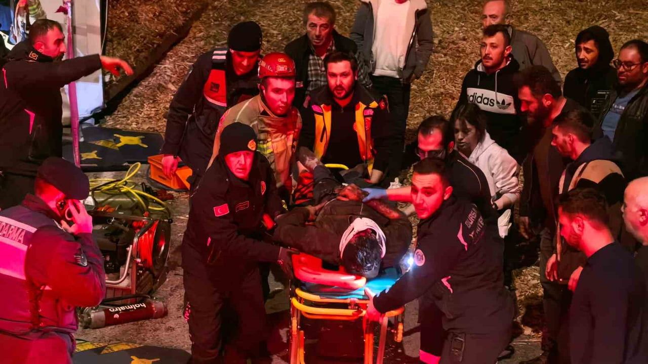 Bursa İnegöl'de talaş yüklü tır devrildi: Sürücü Emrah Aydın yaşamını yitirdi