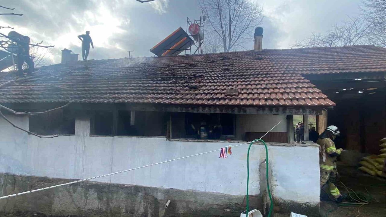 Bursa İnegöl'de tek yaşayan adamın evi yangında kullanılamaz hale geldi