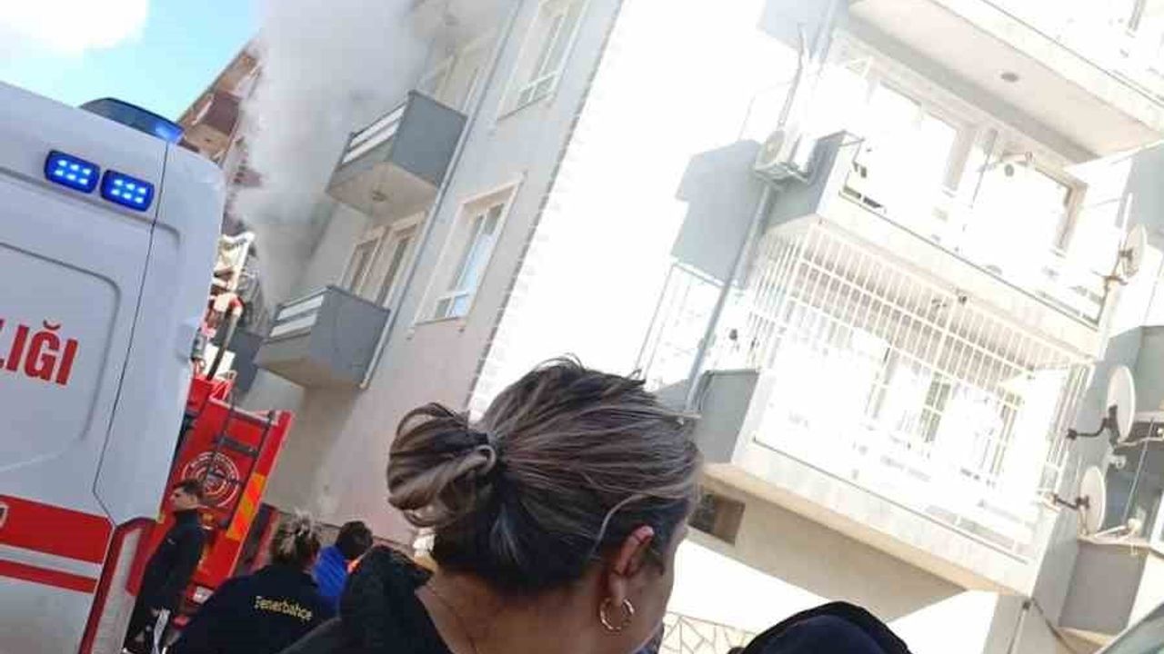 Bursa Karacabey'de apartman yangını: Yatalak adam ve kedisi yaşamını yitirdi