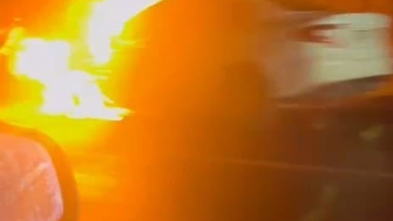 Bursa Kestel'de seyir halindeki otomobil motor yangını sonucu tamamen yandı