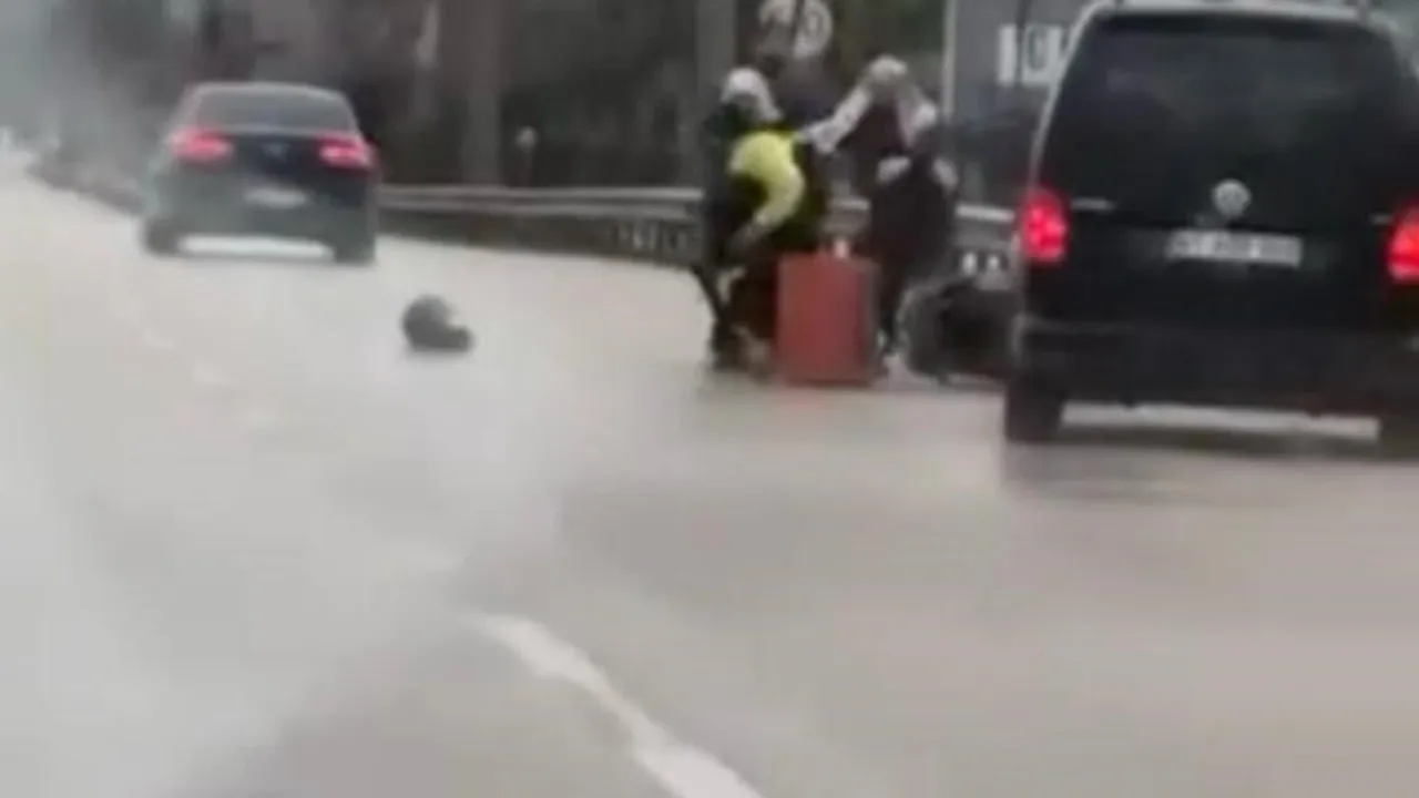 Bursa Kestel'de sürücü ile motokurye arasında kavga anları kamerada