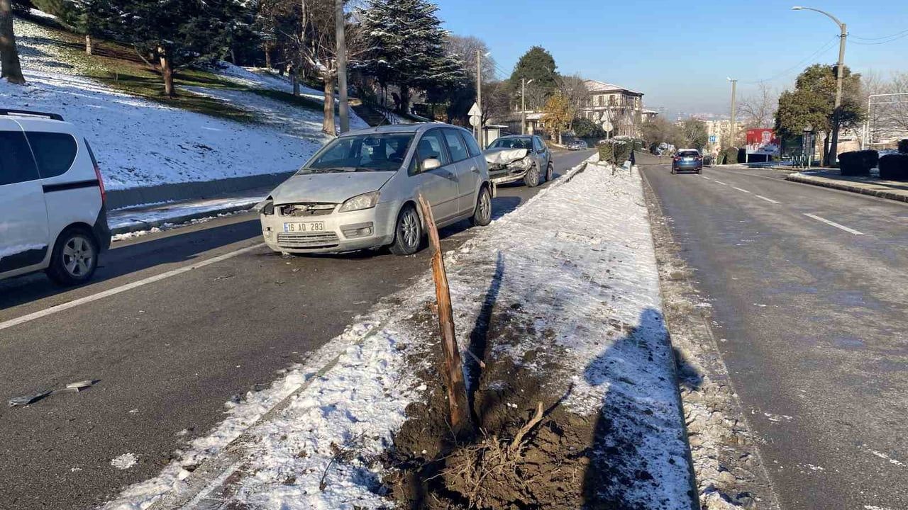 Bursa Kükürtlü Caddesi'nde buzlanma kaynaklı zincirleme kaza: 4 yaralı