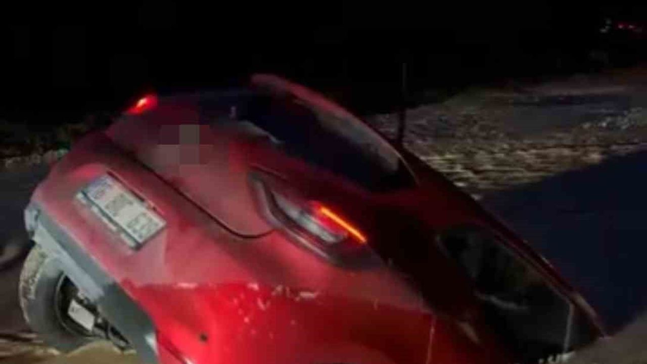 Bursa Nilüfer'de Yol Çalışması Alanına Giren Otomobil Çamura Saplandı, Sürücü Kurtuldu