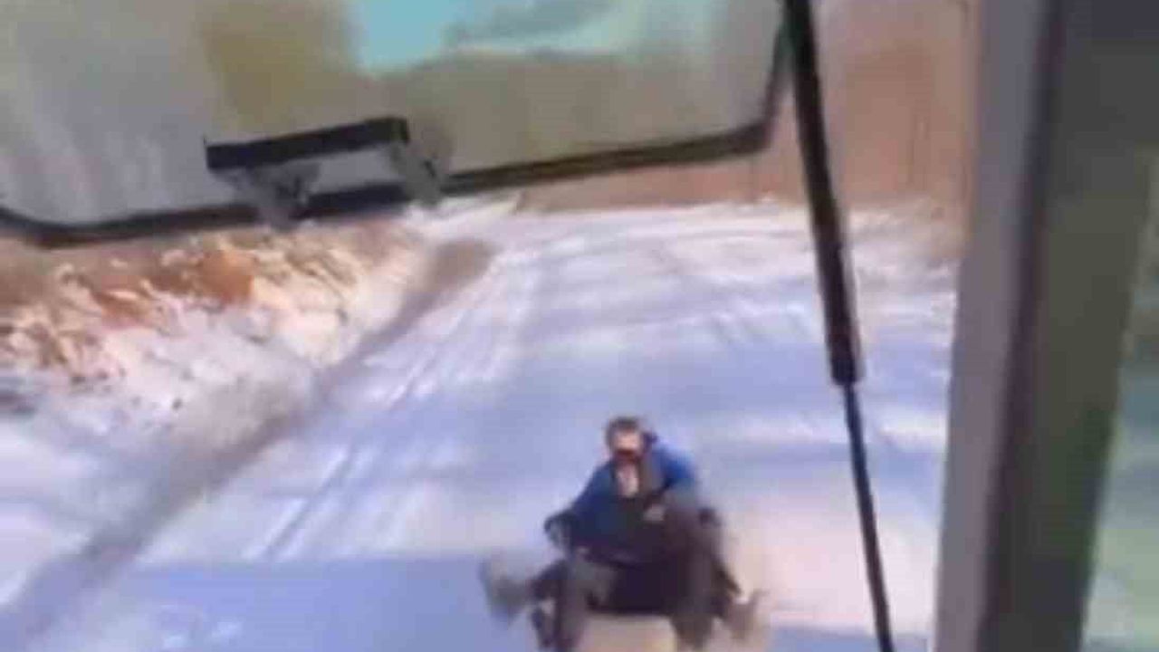 Bursa'nın Karacabey ilçesinde çocuklar traktöre bağlanan lastiklerle karın keyfini çıkardı