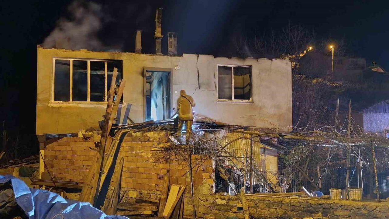 Bursa Orhaneli'de Gece Yangını: Gazioluk Mahallesi'nde Ev Kül Oldu