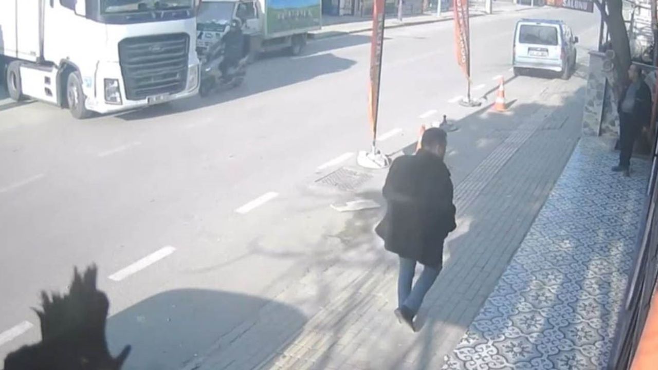Bursa Osmangazi'de Anayola Çıkan Tıra Çarpan Motokurye Yaralandı