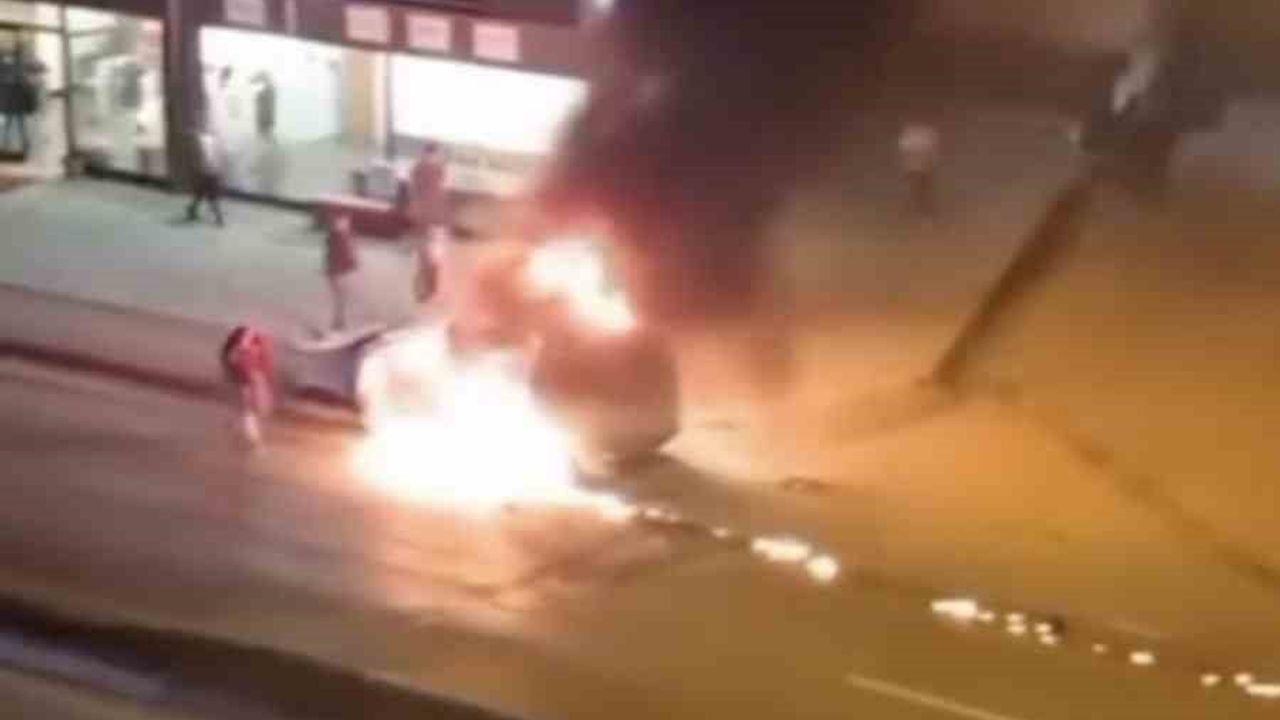 Bursa Soğanlı Mahallesi'nde Park Halindeki Araç Alev Aldı, Esnaf Müdahale Etti