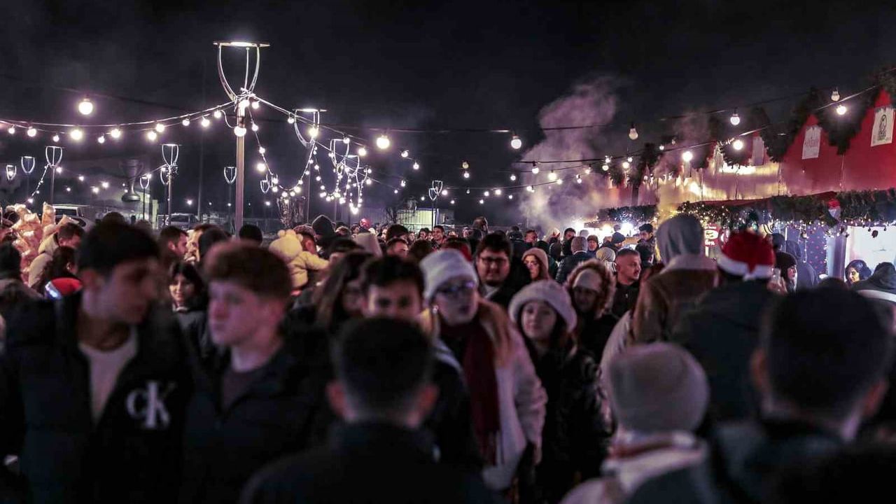 Bursa Yeni Yıl Meydanı'nda binlerce Bursalı 2026'ya birlikte girdi