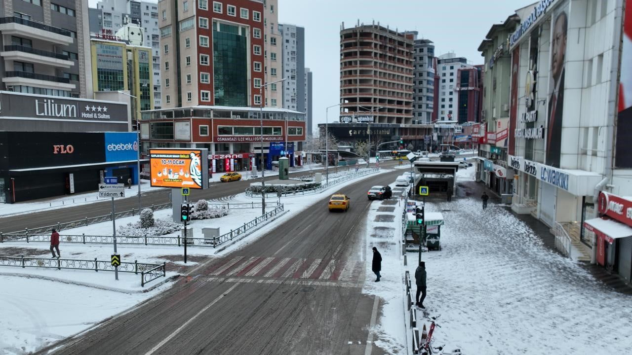 Bursa yeni yıla karla uyandı — simge noktalar dronla görüntülendi, barajlar karla beslendi