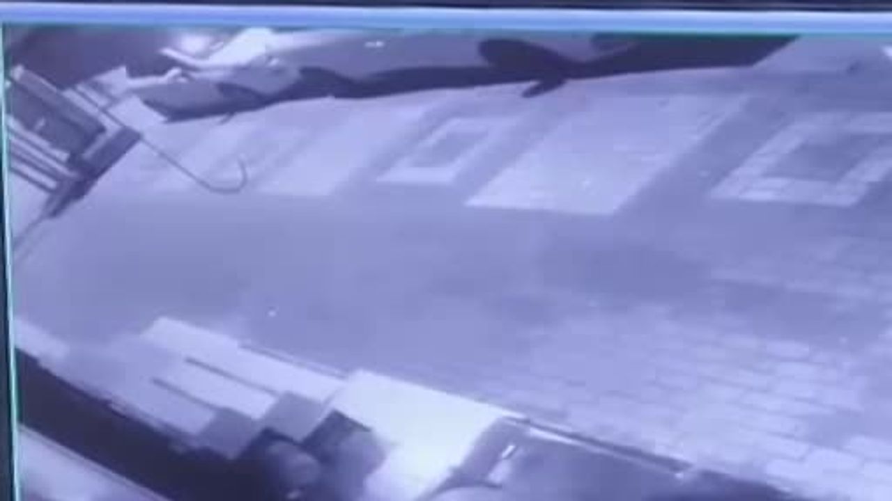 Bursa Yıldırım'da İddiaya Göre Alkollü İki Kişi Park Halindeki Araçlara Zarar Verdi; O Anlar Kamerada