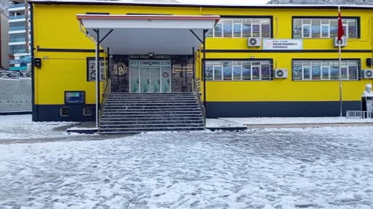 Bursa Yıldırım'da Kar Etkisi: İhsan Dikmen Ortaokulu'nda Öğrencilerin Çoğunluğu Okula Gitmedi