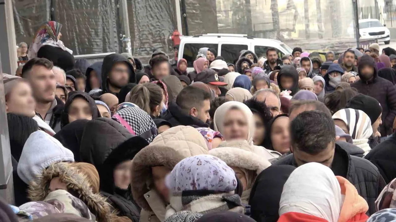 Bursa Yıldırım'da mağaza açılışı: 100 TL'lik ürün için uzun kuyruk ve kısa süreli izdiham