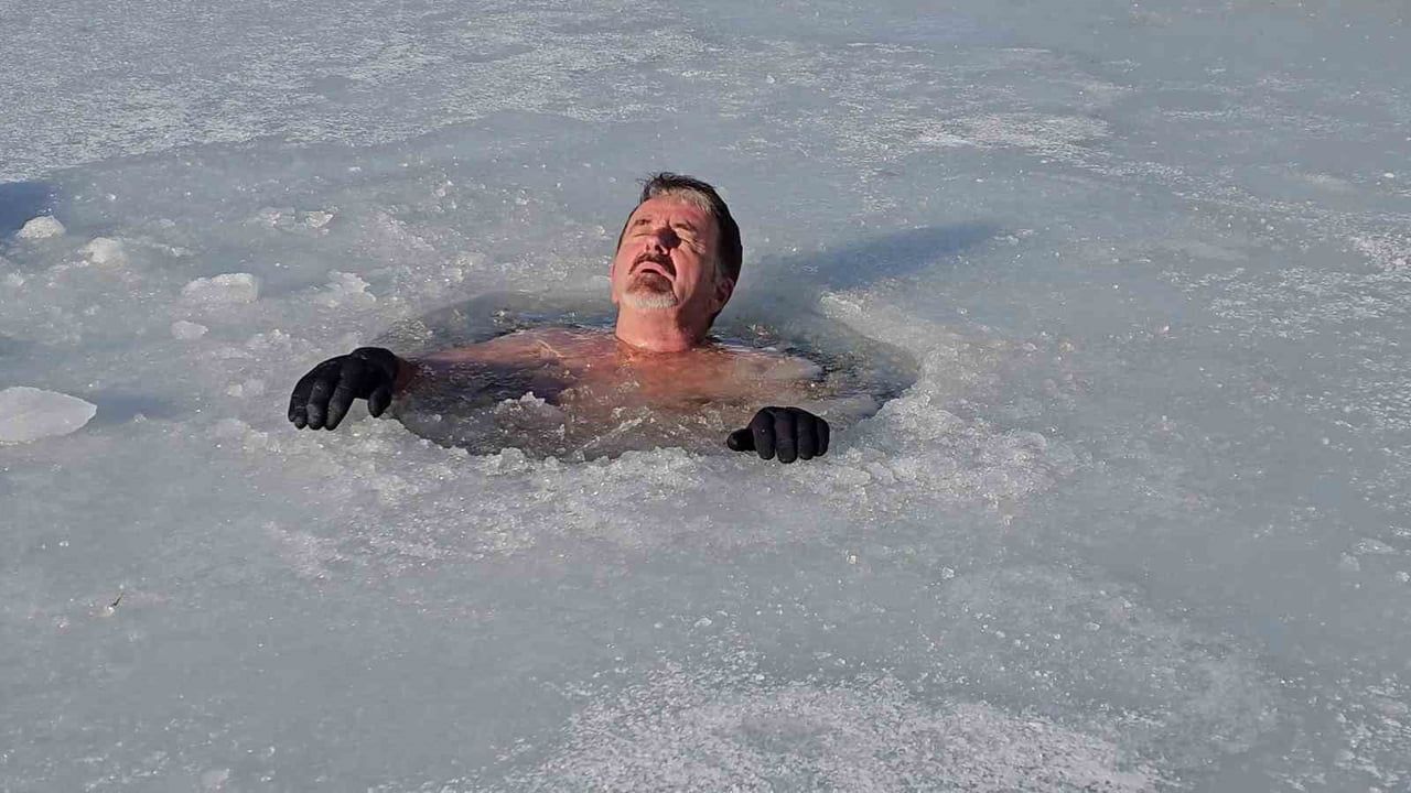 Bursalı dağcı İsmet Şentürk, Uludağ'ın buz tutan göllerine girme geleneğini 6. yılında da sürdürdü