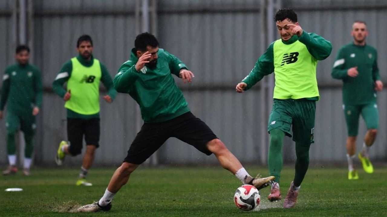 Bursaspor, Adanaspor maçı hazırlıklarını pas ve dar alan çalışmalarına odaklanarak sürdürdü