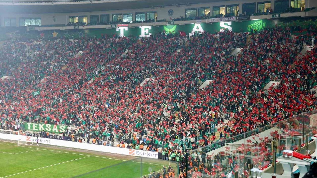 Bursaspor tribünleri 40 bin Türk bayrağıyla donatıldı