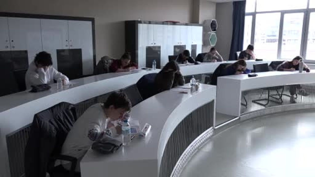 Bursluluk Sınavlarıyla LGS ve YKS Provası: Öğrenci ve Velilerde Heyecan