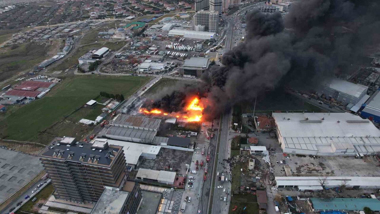 Büyükçekmece Çakmaklı'da plastik kasa fabrikasında yangın, itfaiye müdahalesi sürüyor
