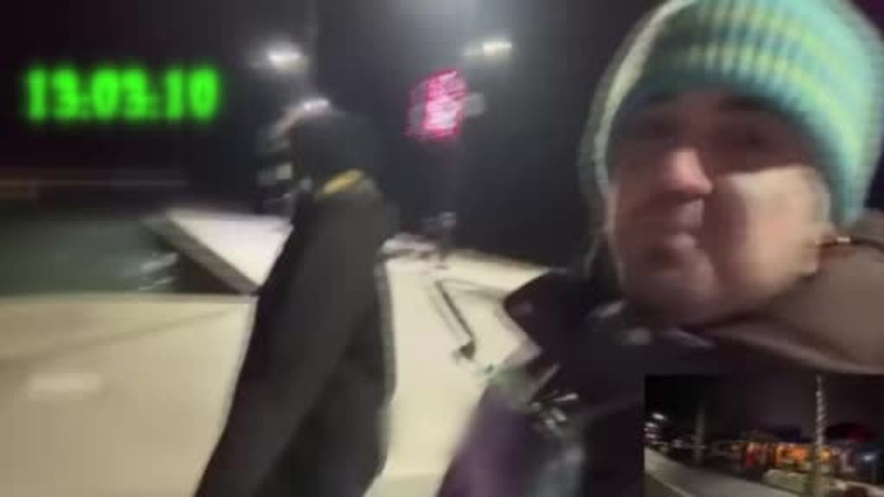 Büyükçekmece'de canlı yayındaki yayıncı, denize atlayan kadını kurtardı