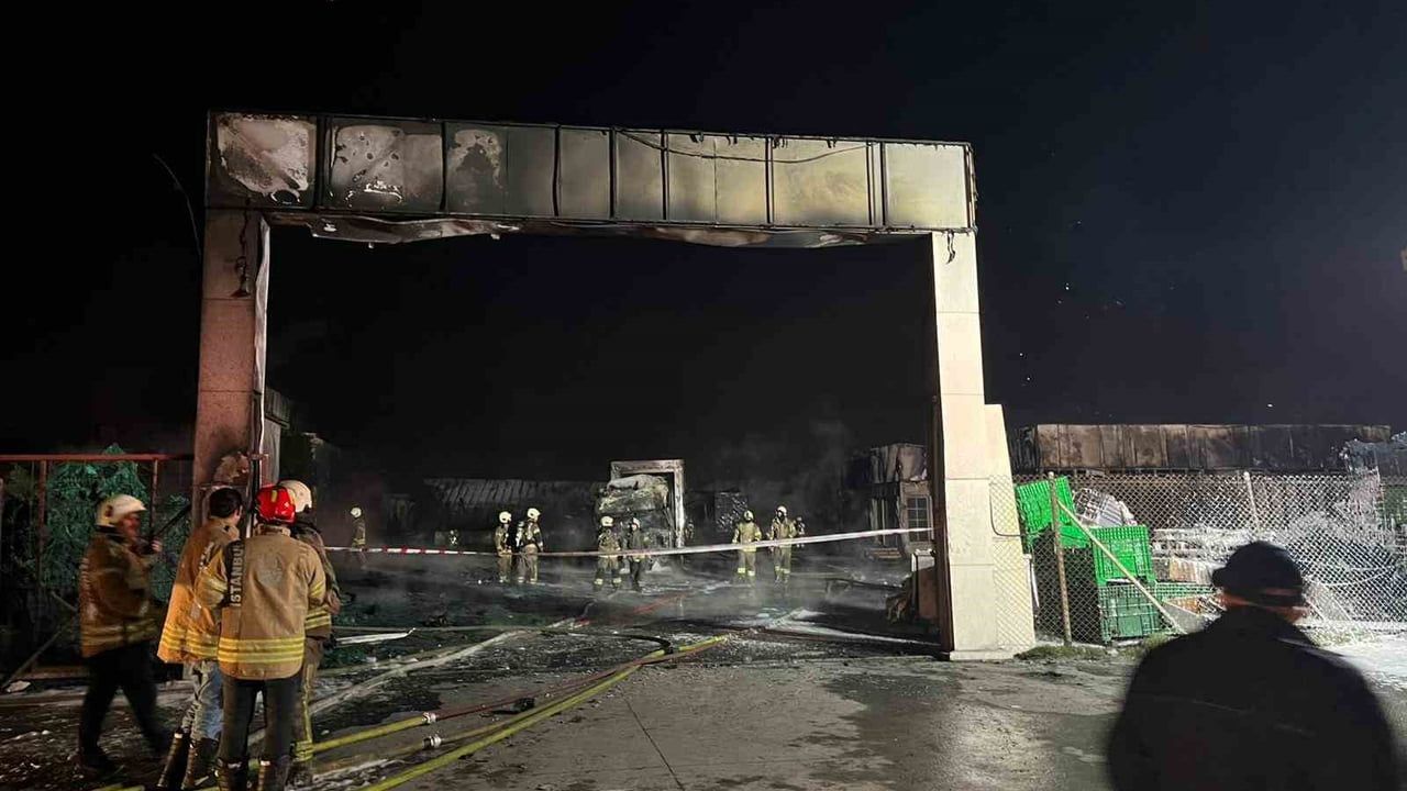 Büyükçekmece'de depoda çıkan yangın söndürüldü: 2 kamyon ve 1 tır hasar gördü