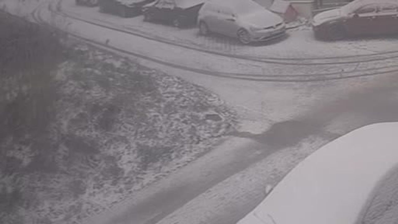 Büyükçekmece'de kar nedeniyle kontrolden çıkan araç park halindeki araca ve elektrik direğine çarptı