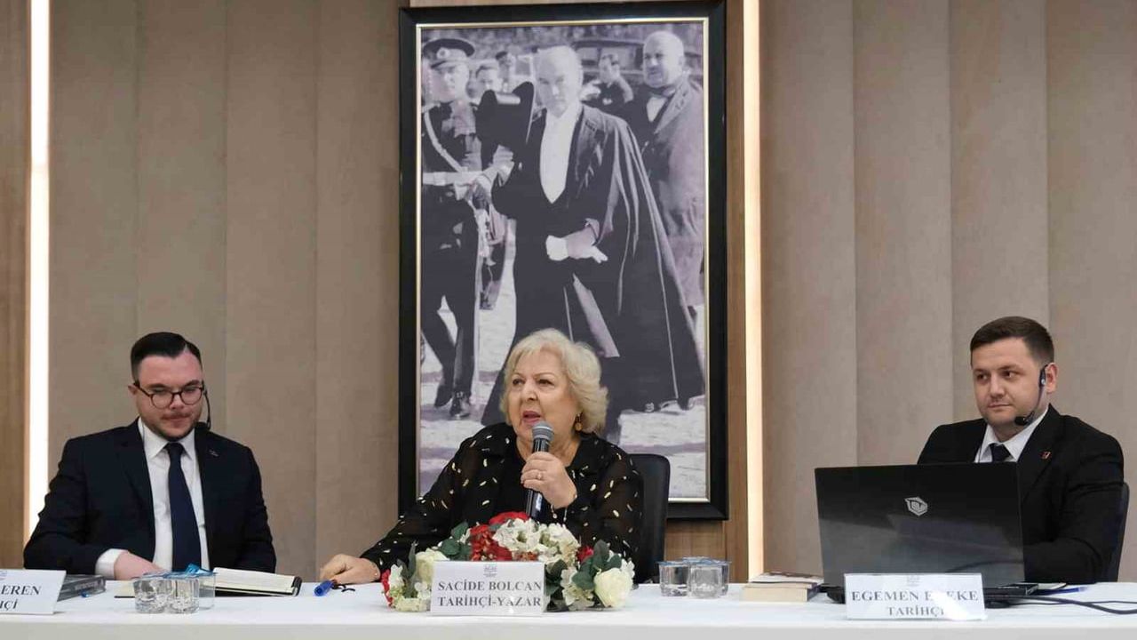 Büyükçekmece'de 'Tarihi Bizden Dinleyin' söyleşisi: Yakın tarihin bilinmeyenleri belgelerle değerlendirildi
