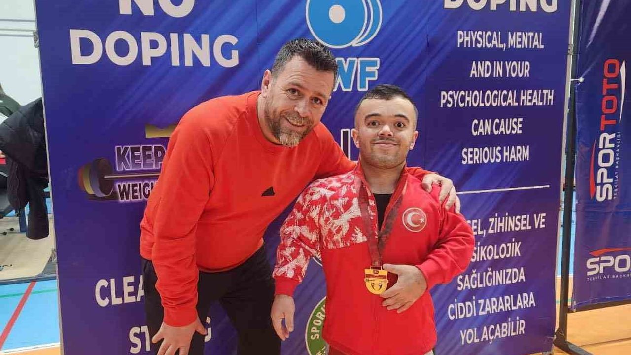 Çağdaş Kaya, 59 kilo sıkletinde 165 kilo ile Türkiye Şampiyonu oldu