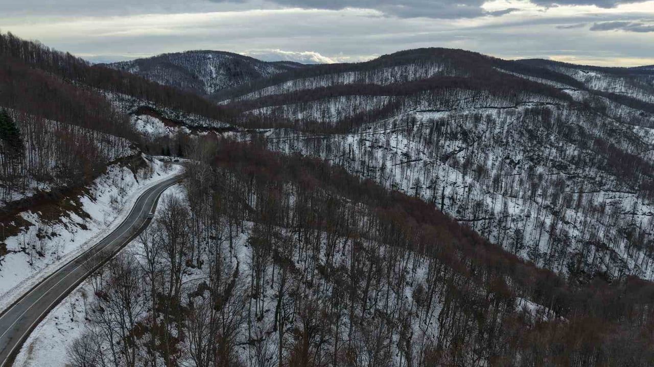 Çam Dağı'nda 900 rakımla kartpostallık kar manzaraları; Kocaali ve Hendek'te ekipler teyakkuzda