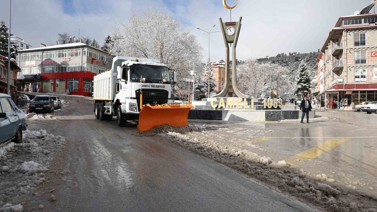 Çameli Belediyesi karla mücadele için teyakkuzda: Fen İşleri ekipleri aralıksız çalışıyor
