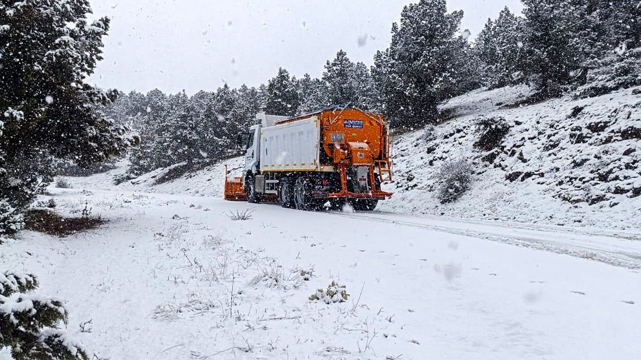 Çameli Belediyesi karla mücadeleyi aralıksız sürdürüyor