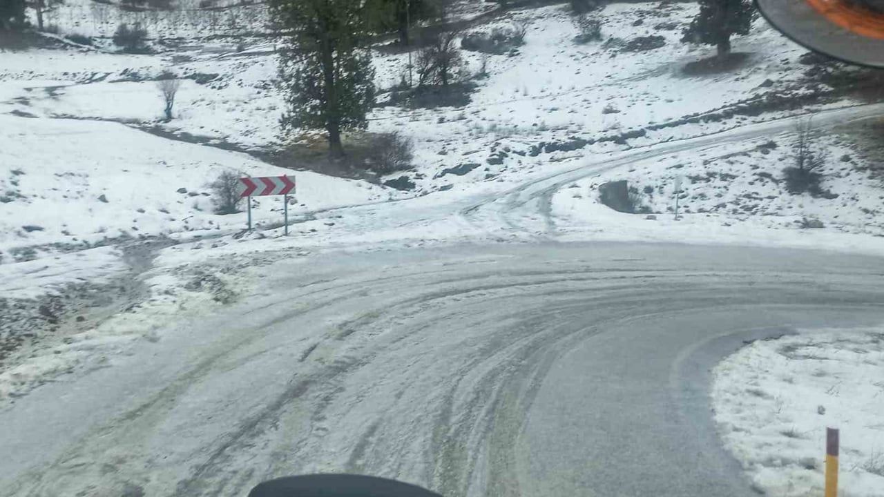 Çameli Belediyesi yeni tuzlama aracıyla gizli buzlanmaya karşı müdahale başlattı
