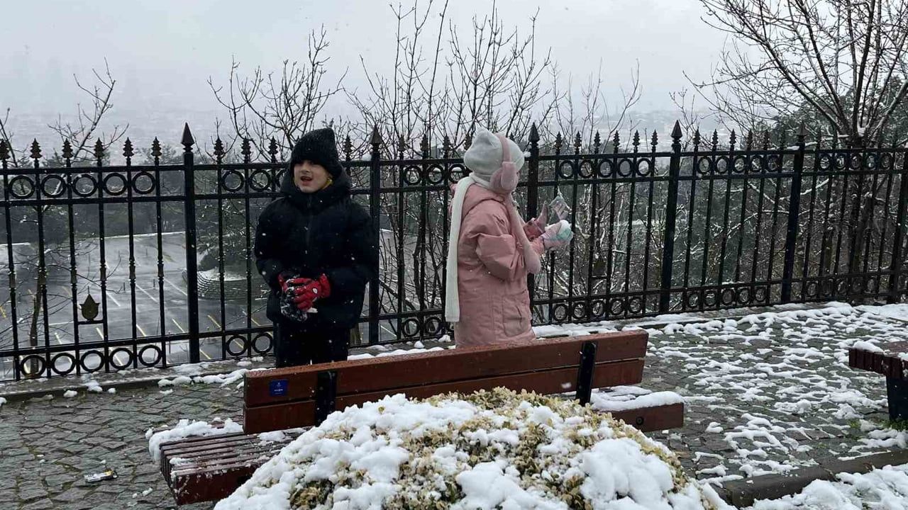 Çamlıca Tepesi beyaza büründü: Okullar tatilinde çocuklar karla buluştu