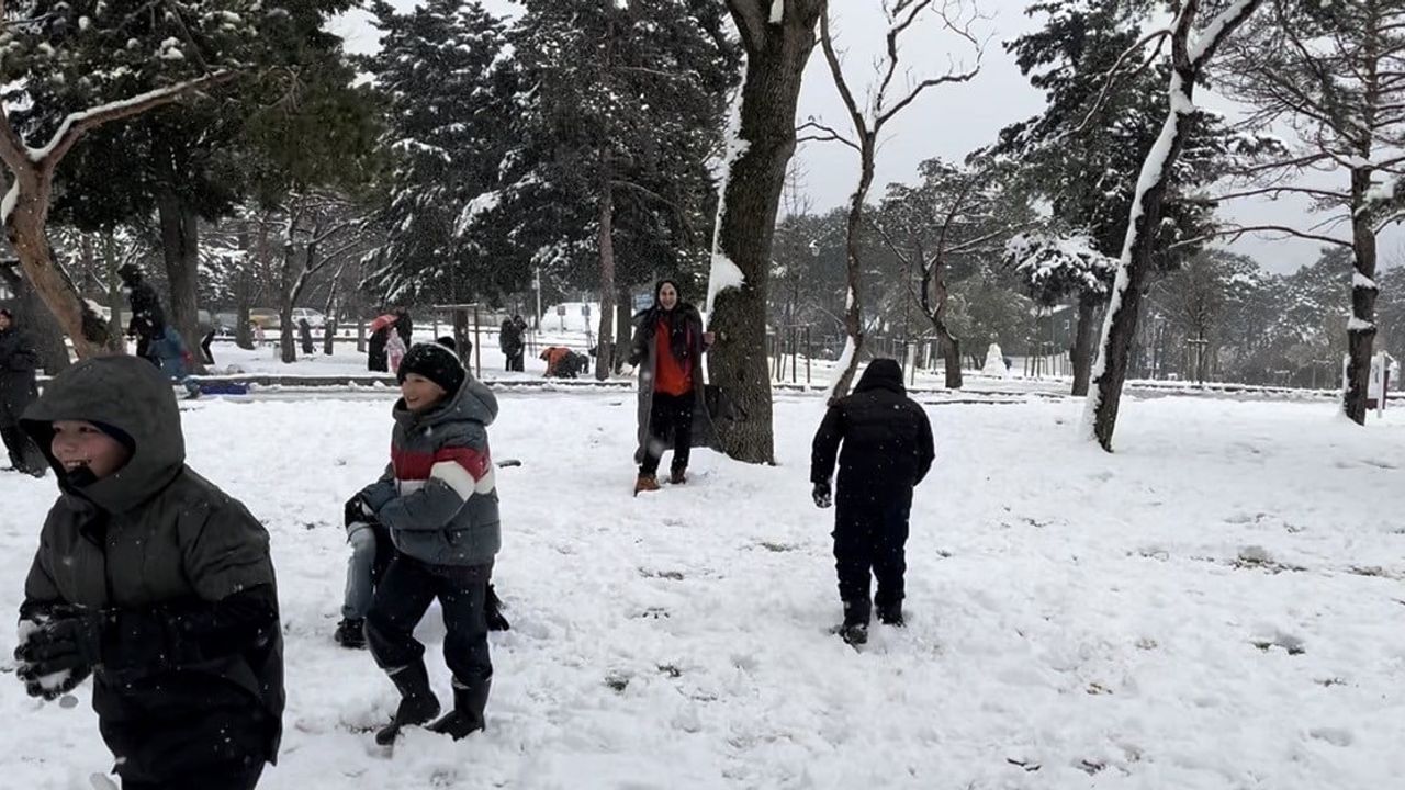 Çamlıca Tepesi'nde çocuklar karın keyfini çıkardı
