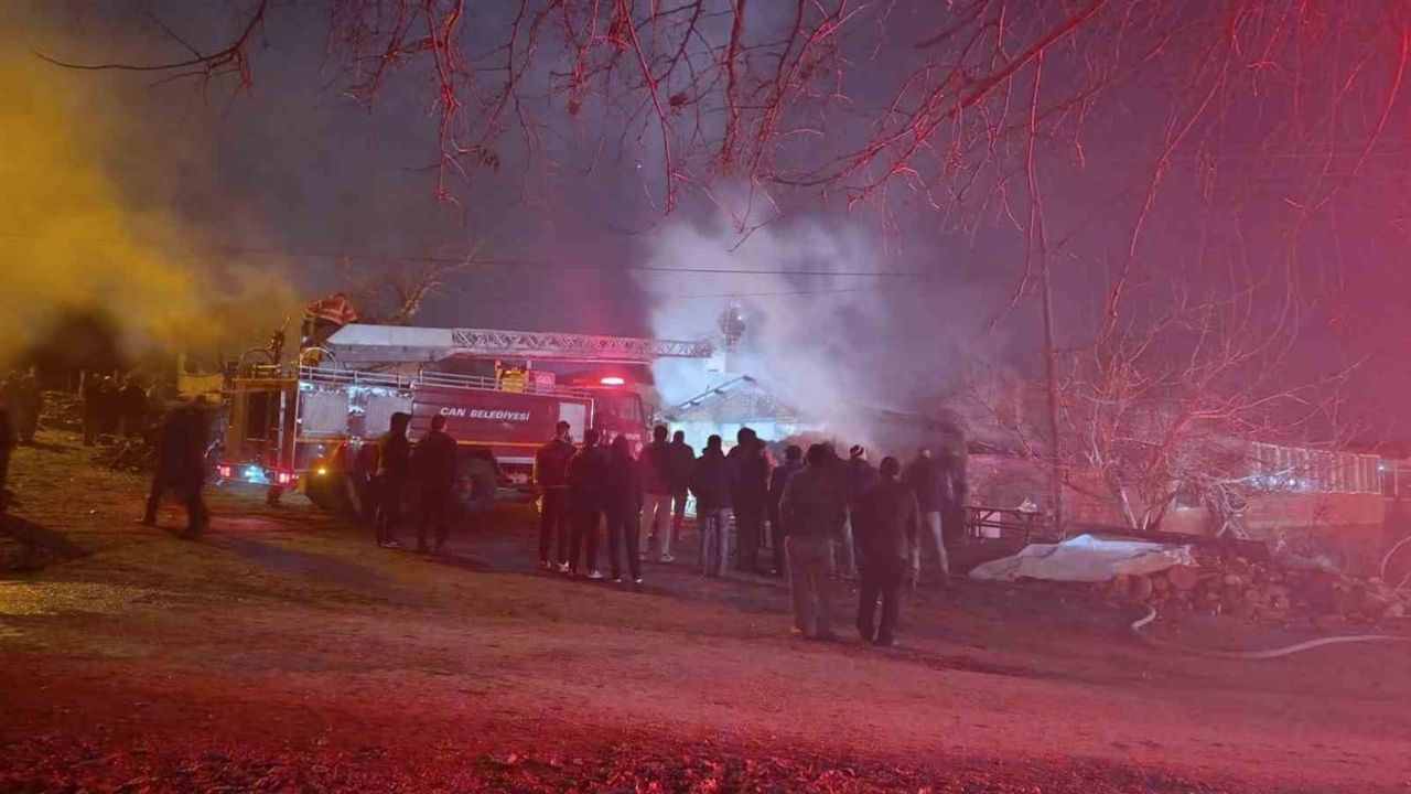 Çan'da samanlık yangını: 1 otomobil ve 1 motosiklet kullanılamaz hale geldi