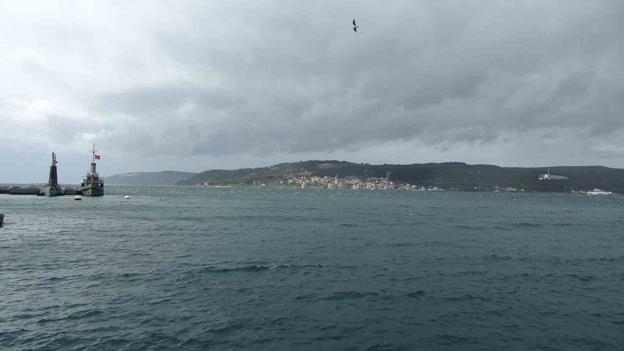 Çanakkale Boğazı, fırtına nedeniyle deniz trafiğine geçici olarak kapatıldı