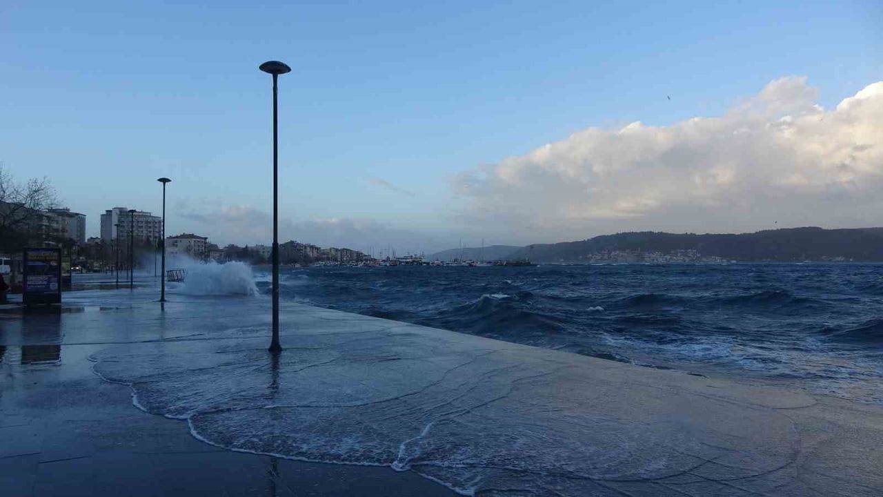 Çanakkale Boğazı lodos fırtınası nedeniyle çift yönlü geçici kapatıldı; feribot seferleri durdu