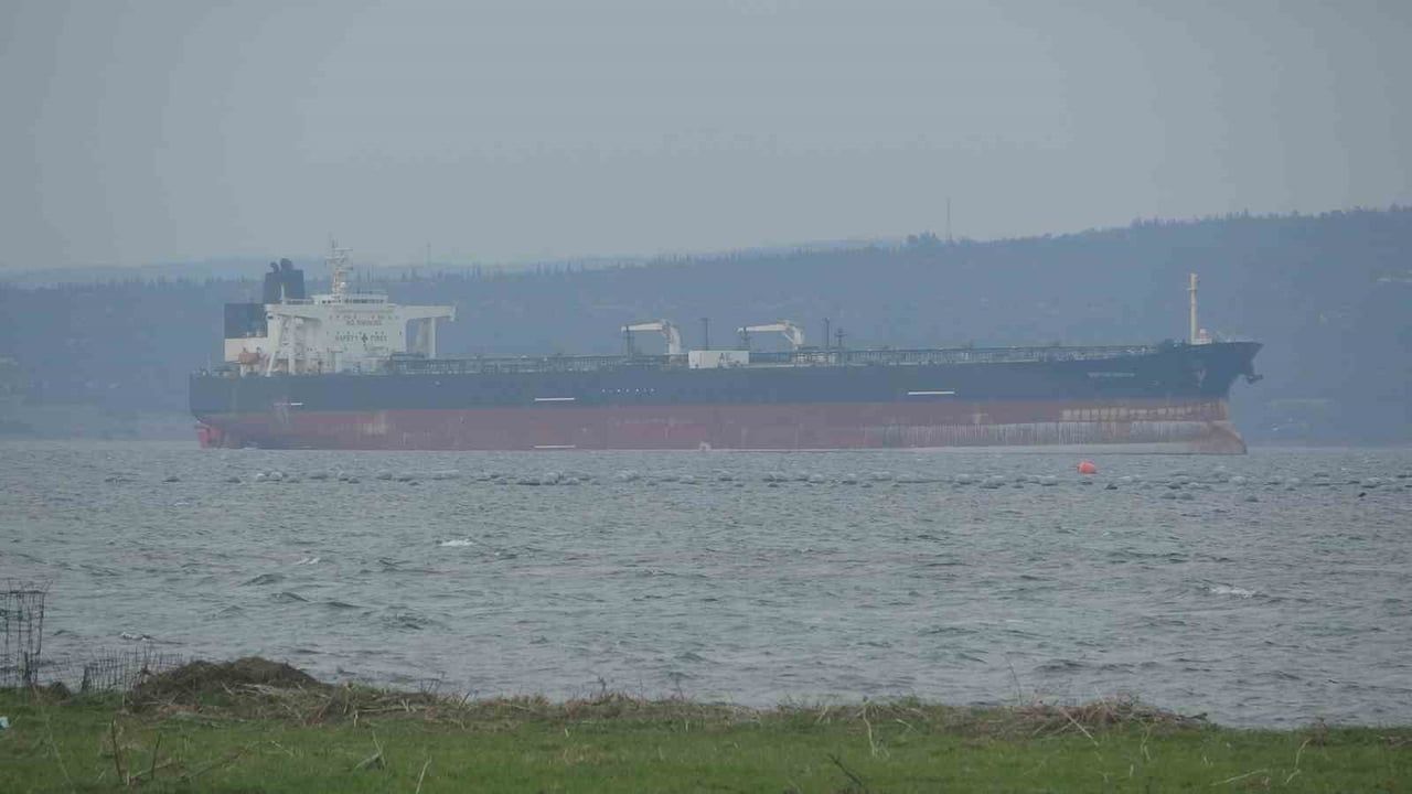 Çanakkale Boğazı’nda 'Boston Beacon' tankeri jeneratör arızası nedeniyle Şevketiye Demir Sahası’na demirletilecek