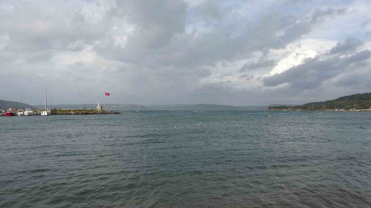 Çanakkale Boğazı'nda lodos nedeniyle transit gemi geçişleri geçici olarak durduruldu