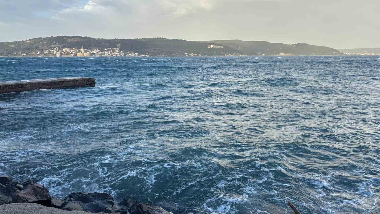 Çanakkale Boğazı'nda lodos sonrası feribot seferleri yeniden başladı