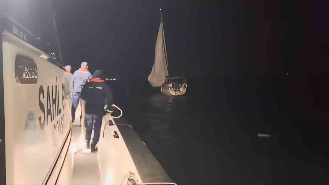 Çanakkale Boğazı'nda makine arızası yaşayan yelkenli Sahil Güvenlik tarafından Bozcaada İskelesi'ne çekildi